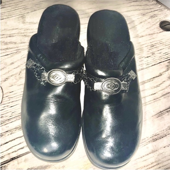 Minnetonka leather mules black with silver concha detail 1.5” clog heel size 7.5 - Picture 1 of 4